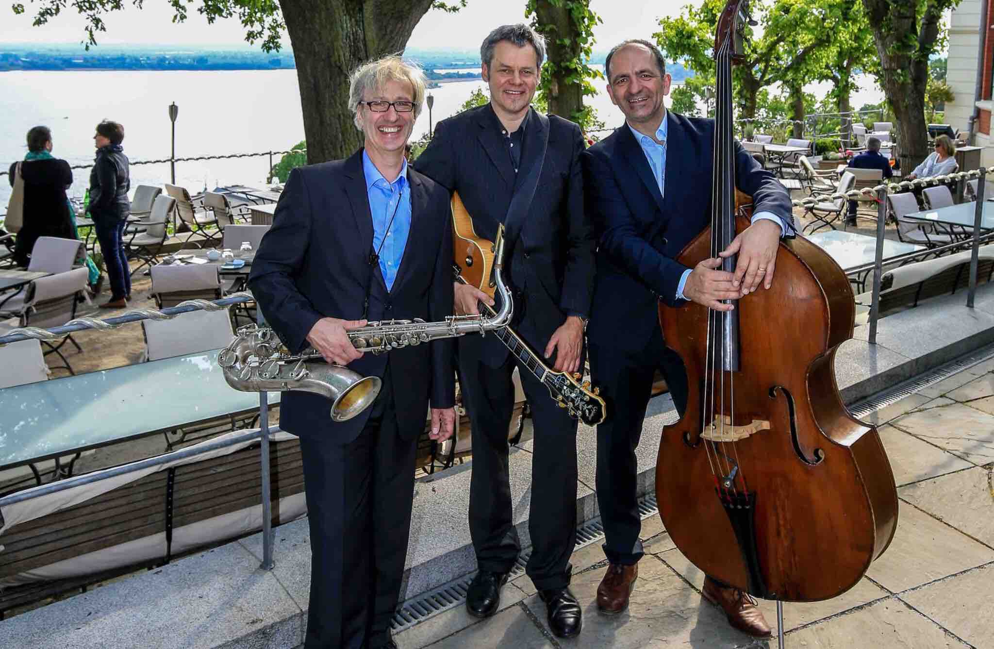 foto einer Jazzband, im Hintergrund die Elbterrasse des Restaurant Süllberg in Hamburg